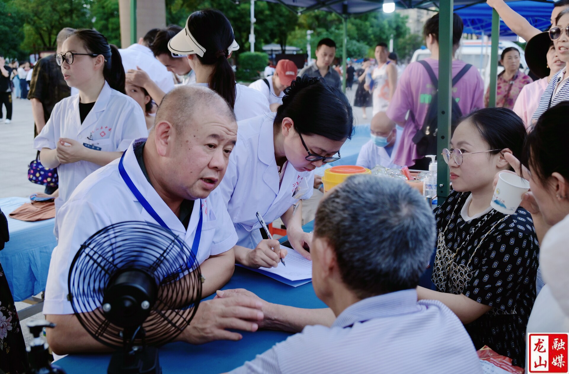 中医专家“摆摊” 首届中医药文化健康夜市“火出圈”