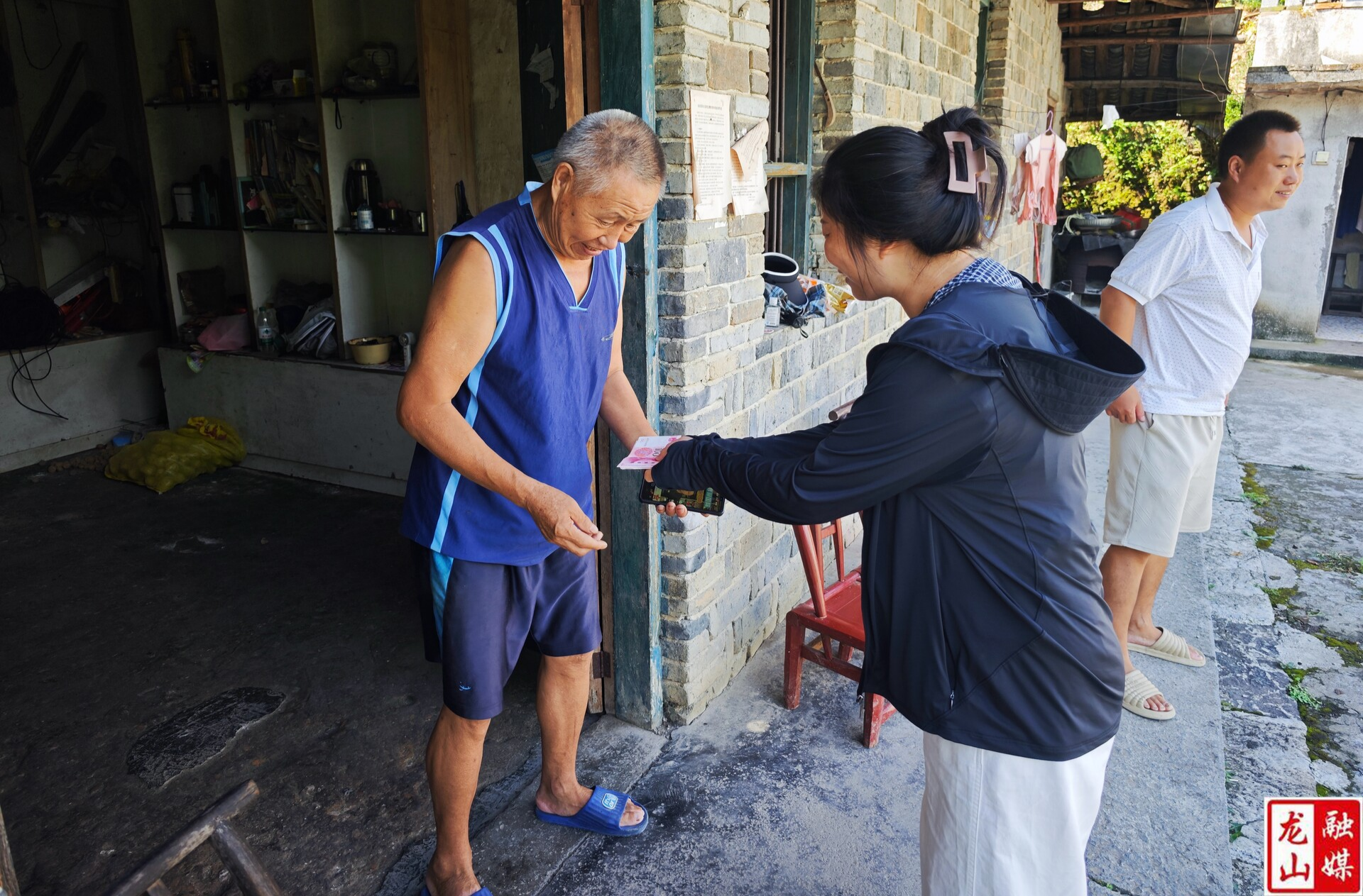 红岩溪镇开展“致敬最可爱的人”走访慰问活动