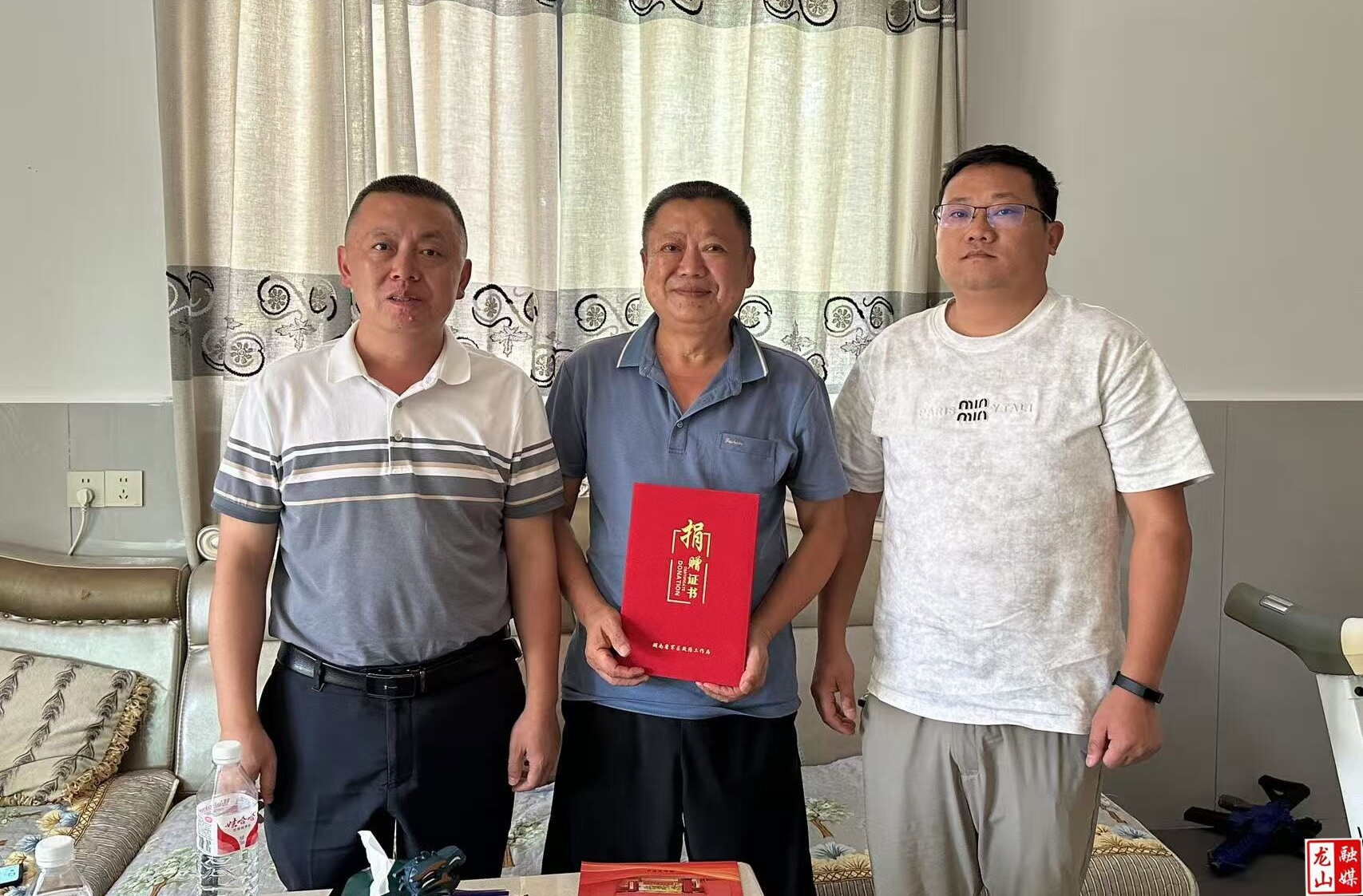 县烈士陵园管理处走访革命文物捐赠者（图）