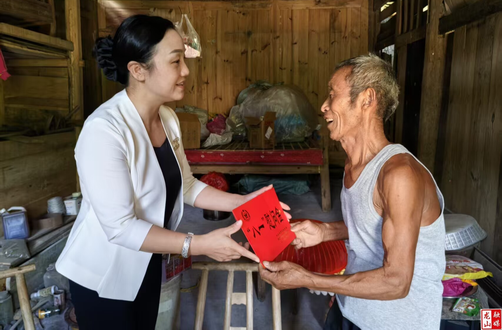 县退役军人事务局慰问困难老兵