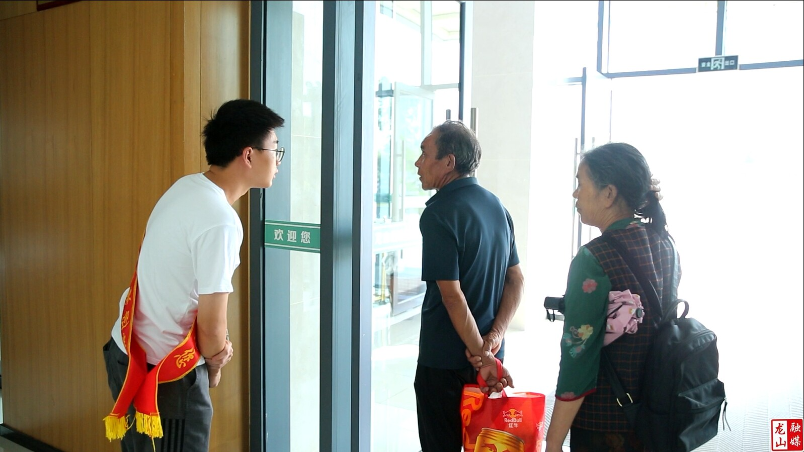 青春筑梦政务窗口 龙山学子以实干书写成长答卷