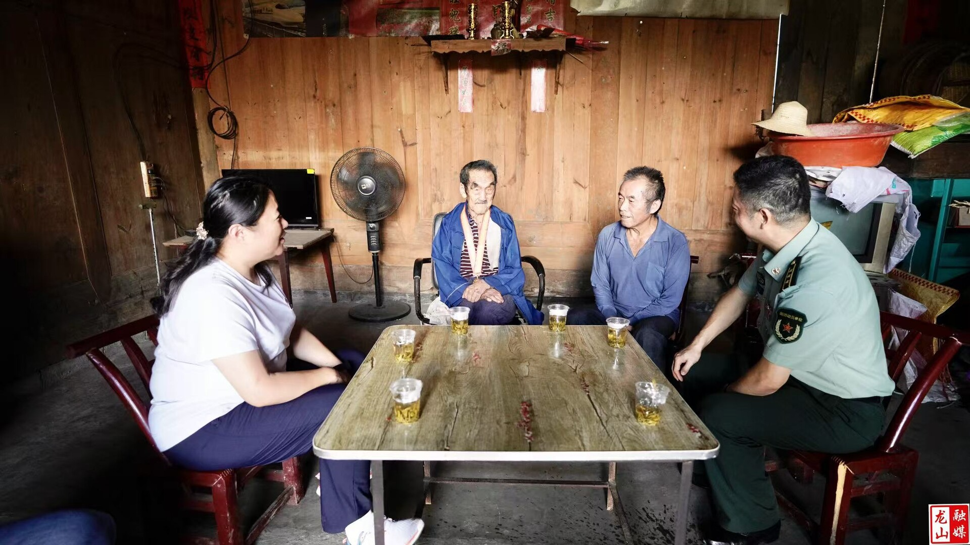 时荣芬走访慰问抗战老兵