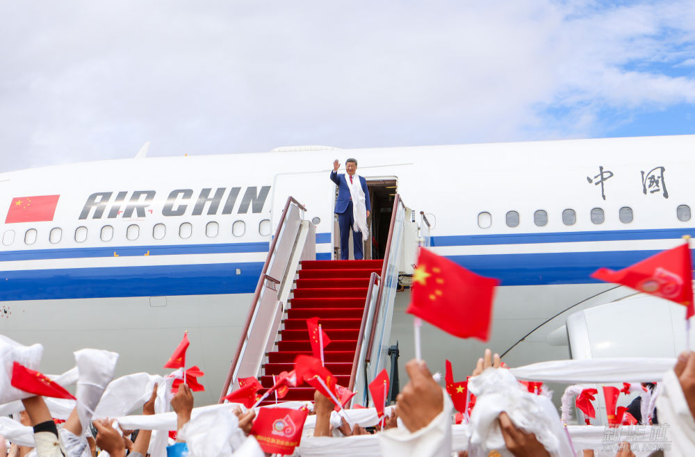 习近平在出席西藏自治区成立60周年庆祝活动后返回北京