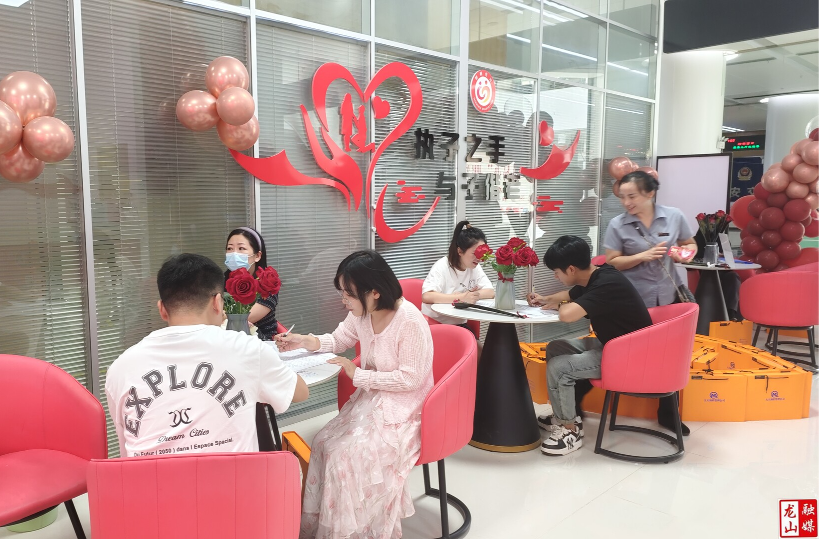 七夕佳节52对新人甜蜜领证 龙山倡导文明婚俗树新风