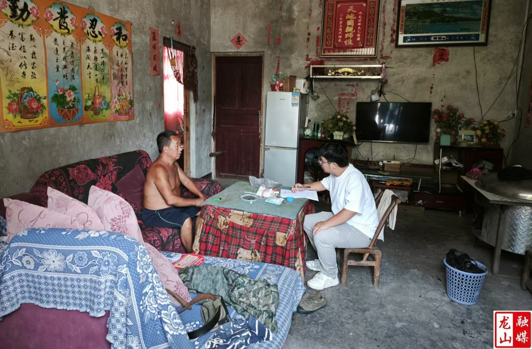 紅巖溪鎮(zhèn)：走訪慰問尋民情 結對幫扶暖人心（圖）