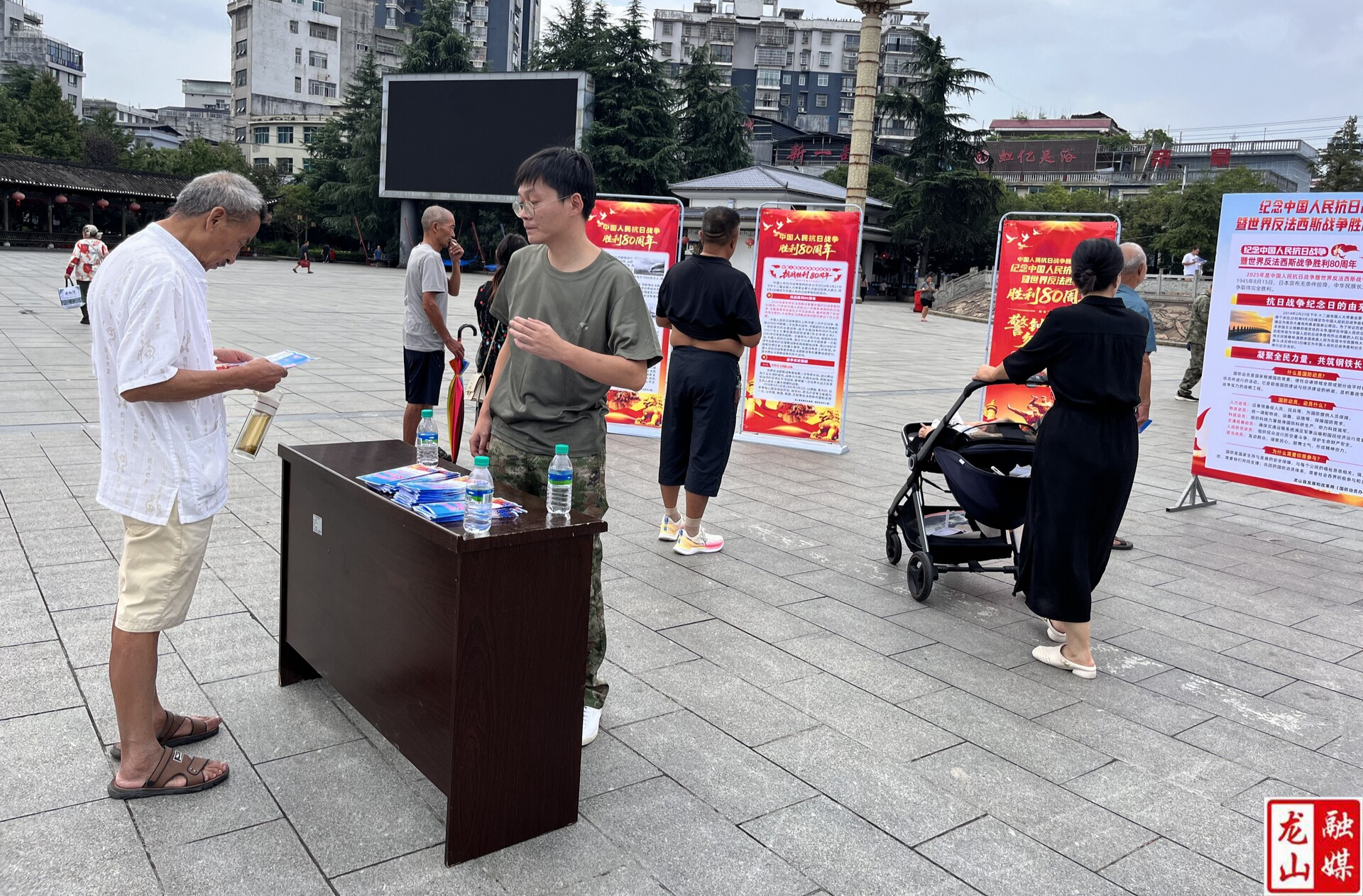 县发展和改革局开展“全民国防教育月”宣传活动