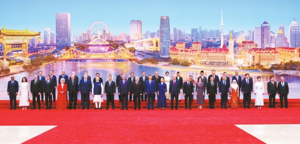 习近平和彭丽媛为出席2025年上海合作组织峰会的国际贵宾举行欢迎宴会