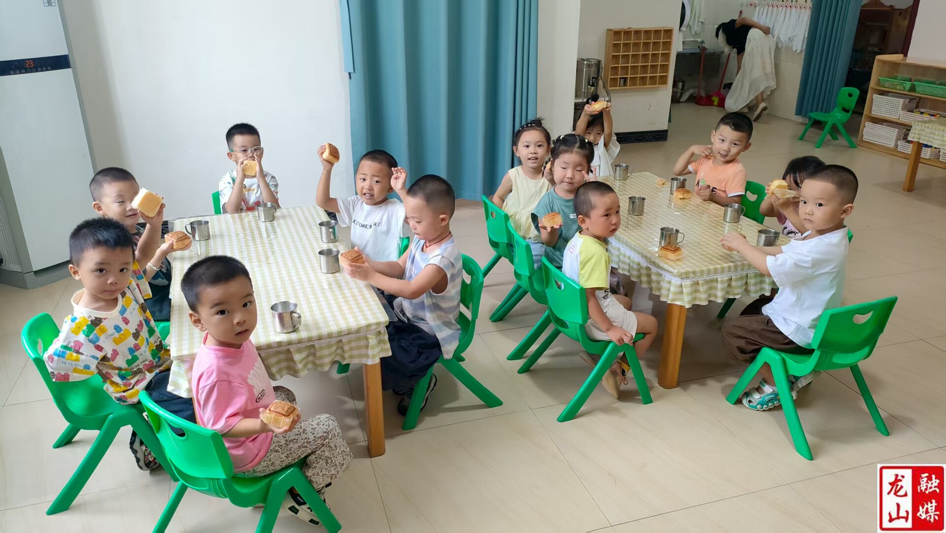 县老干幼儿园小班新生入园安抚工作温情开展
