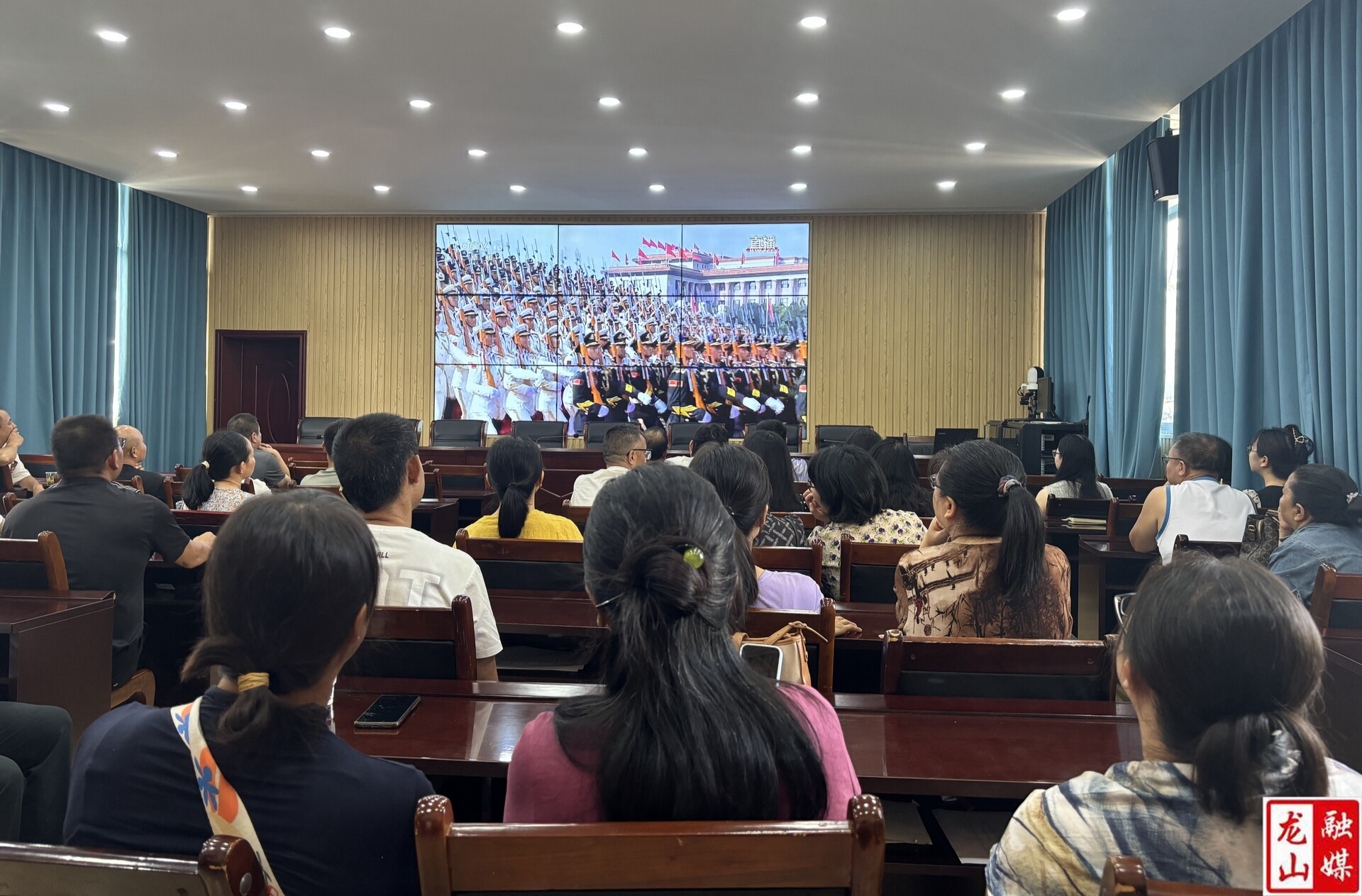 兴隆街道集中收看纪念中国人民抗日战争暨世界反法西斯战争胜利80周年大会直播