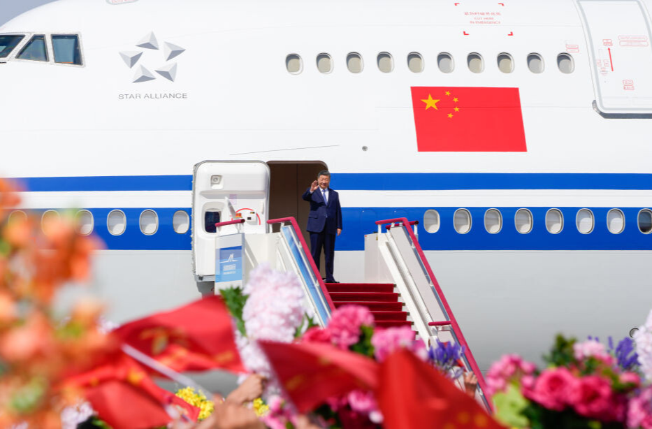 习近平率中央代表团抵达乌鲁木齐出席新疆维吾尔自治区成立70周年庆祝活动