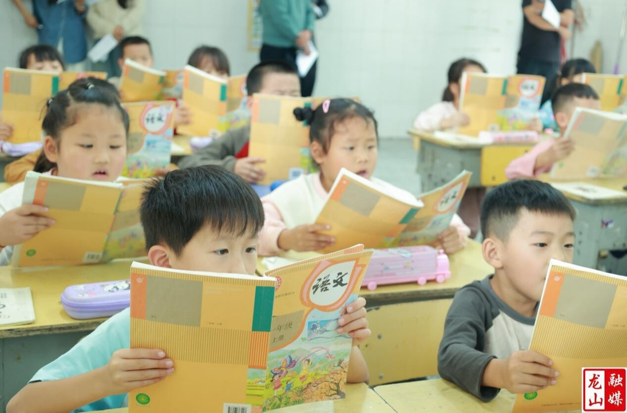 里耶镇中心小学一年级课堂常规展示活动举行
