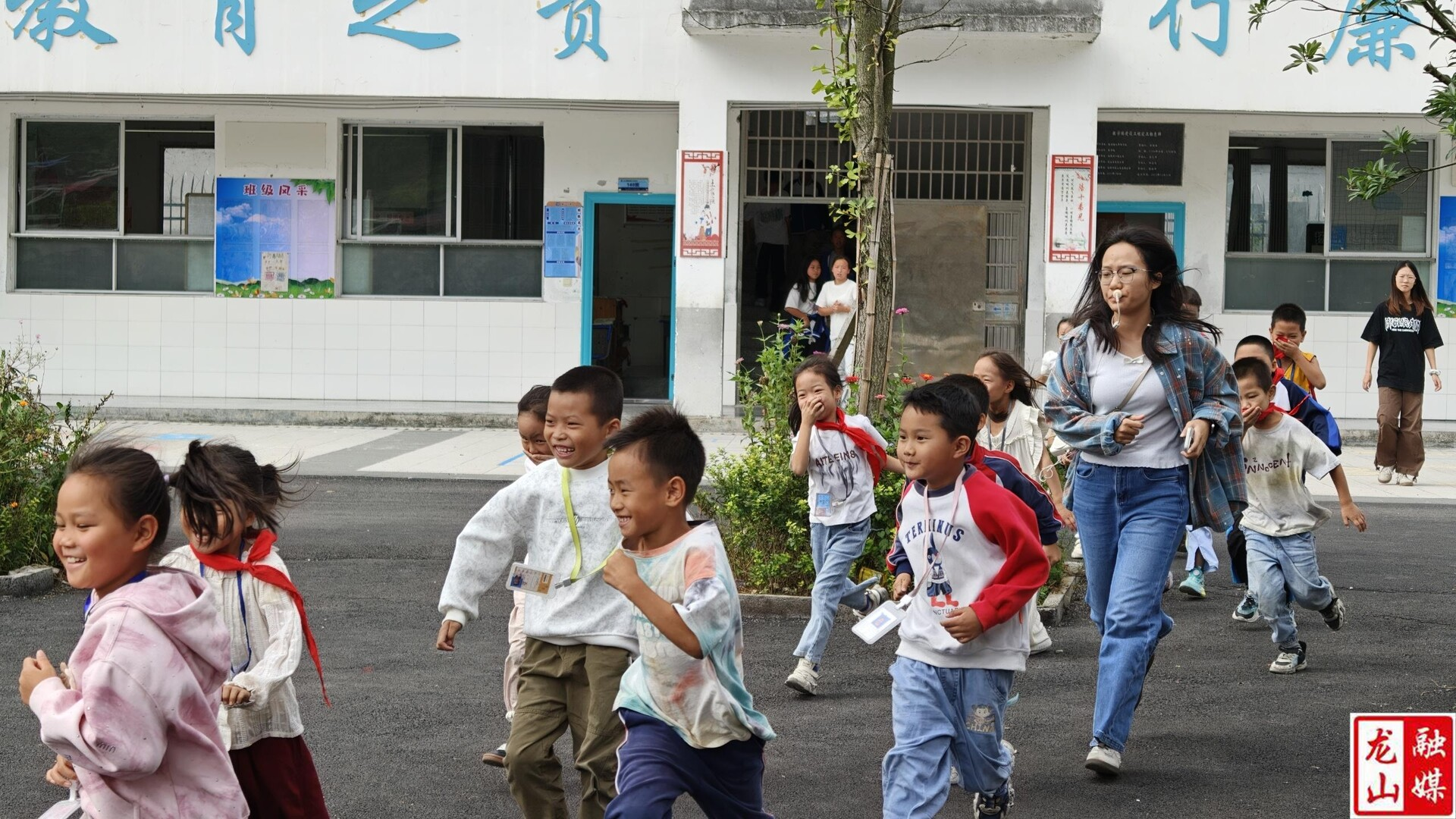 靛房镇九年制学校开展消防应急演练