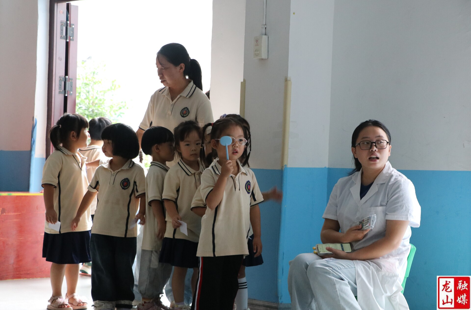 县人民医院医疗团队走进老干幼儿园开展幼儿视力公益筛查