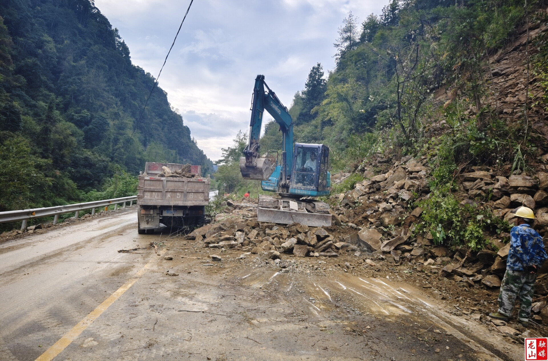 咱果乡党员干部冲锋一线抢通塌方道路
