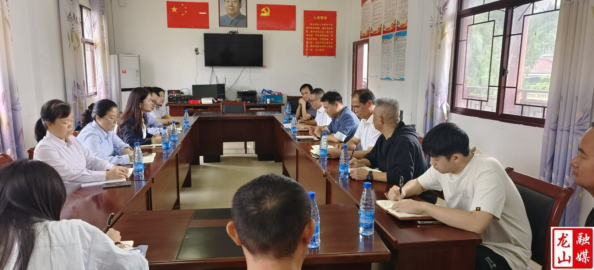 人保寿险湘西州中心支公司在岩冲村开展乡村振兴调研