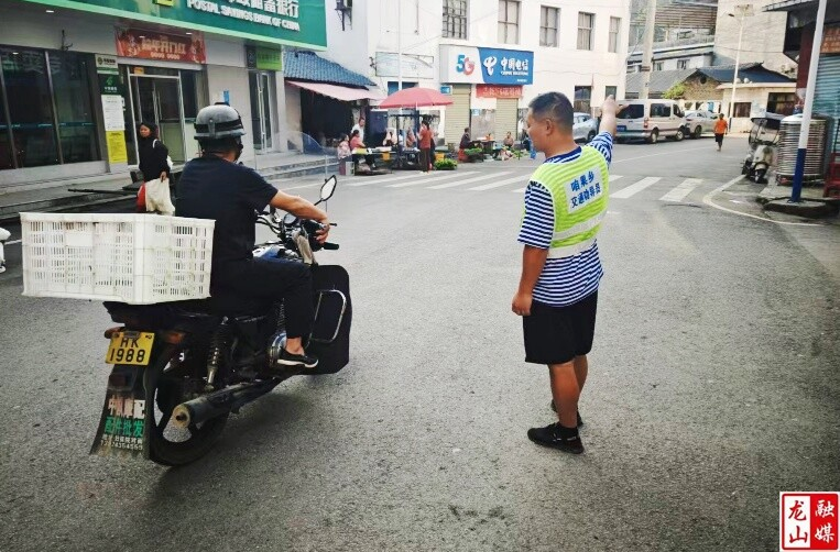 咱果乡开展交通劝导行动 筑牢乡村道路安全防线