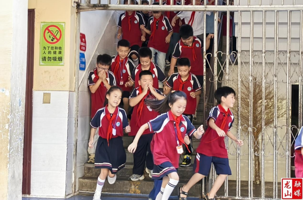 龙山四小举行消防疏散应急演练 筑牢校园安全防线
