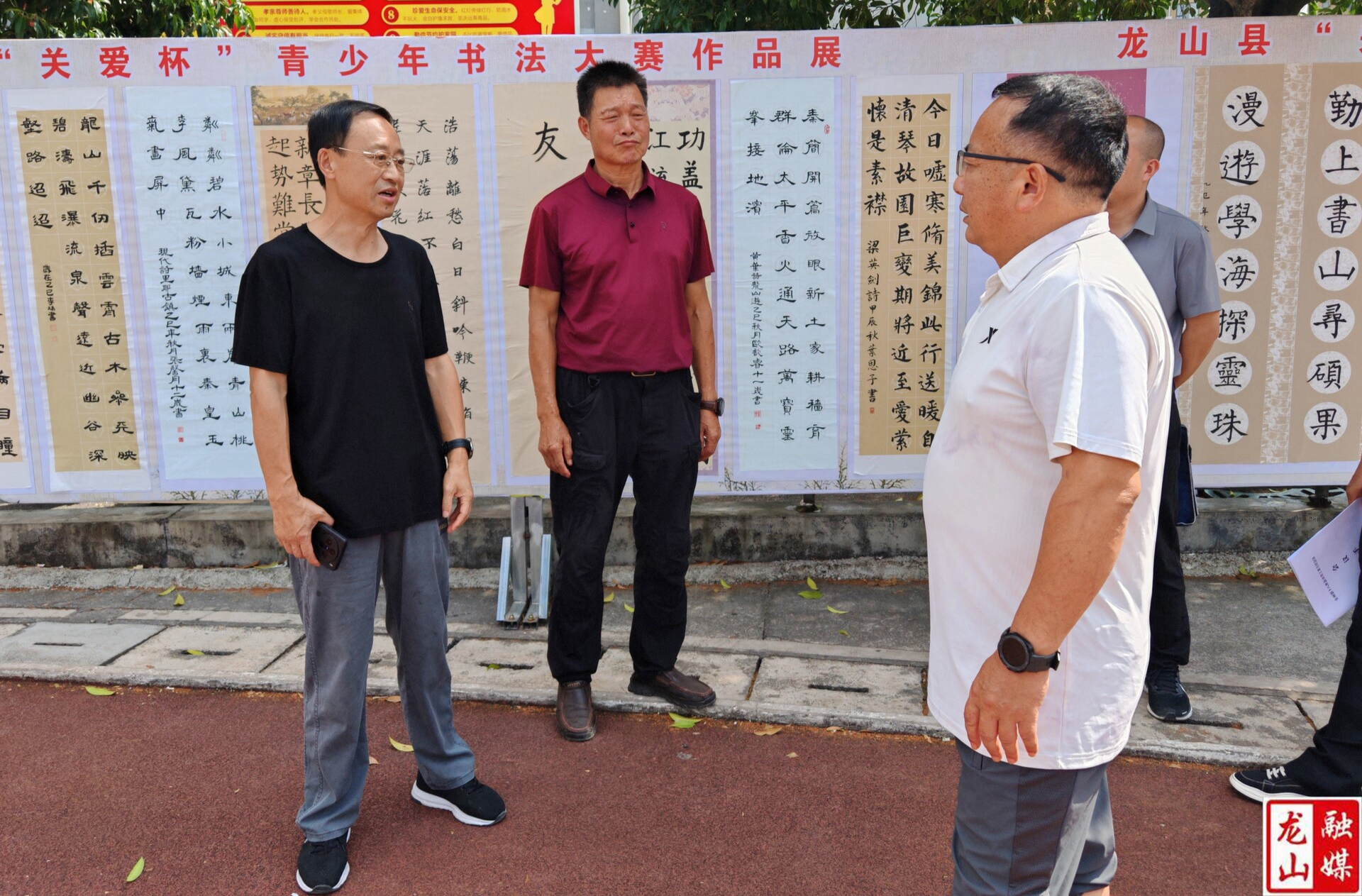 县“关爱杯”青少年书法大赛完成获奖作品布展工作