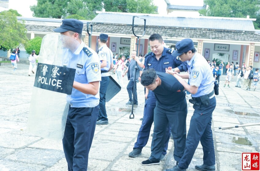 里耶镇中心小学开展反恐防暴演练