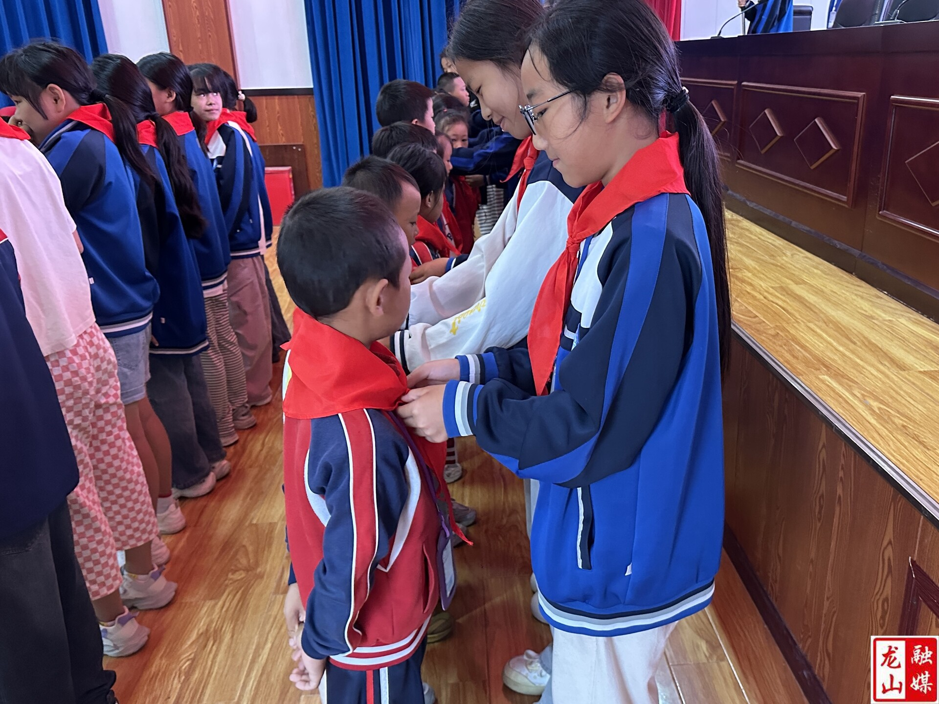 靛房学校：新队员入队立志争当时代好少年