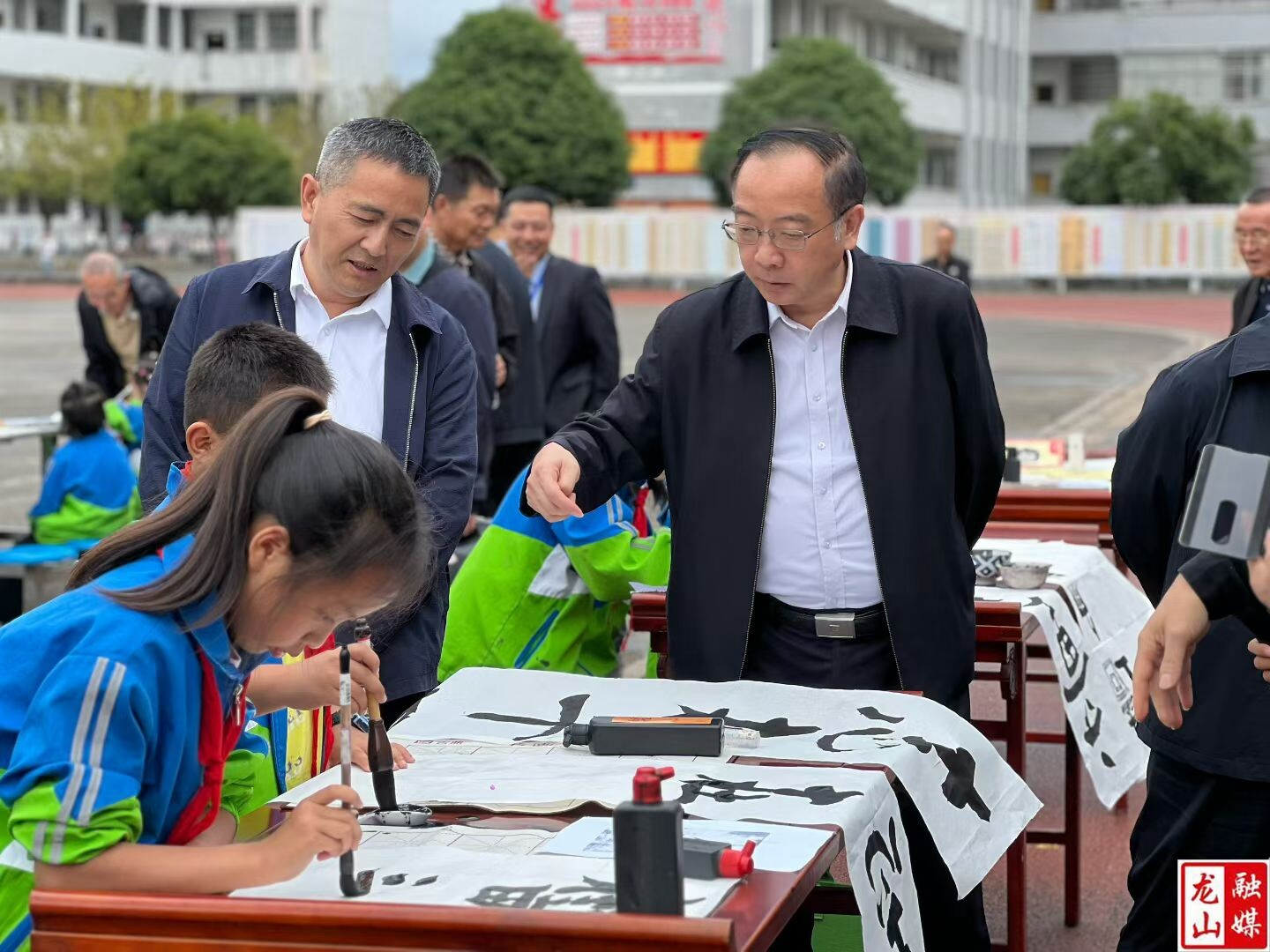 州关工委调研指导县六小书法展演活动