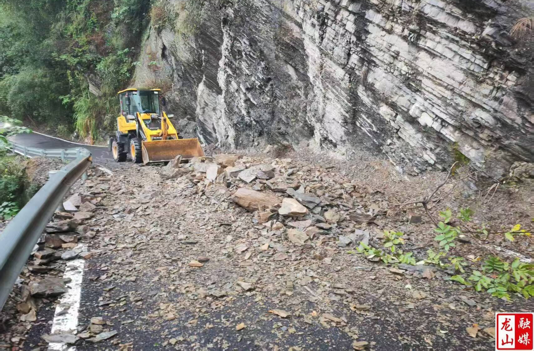 咱果乡：雨天清障保畅通 为民服务显初心