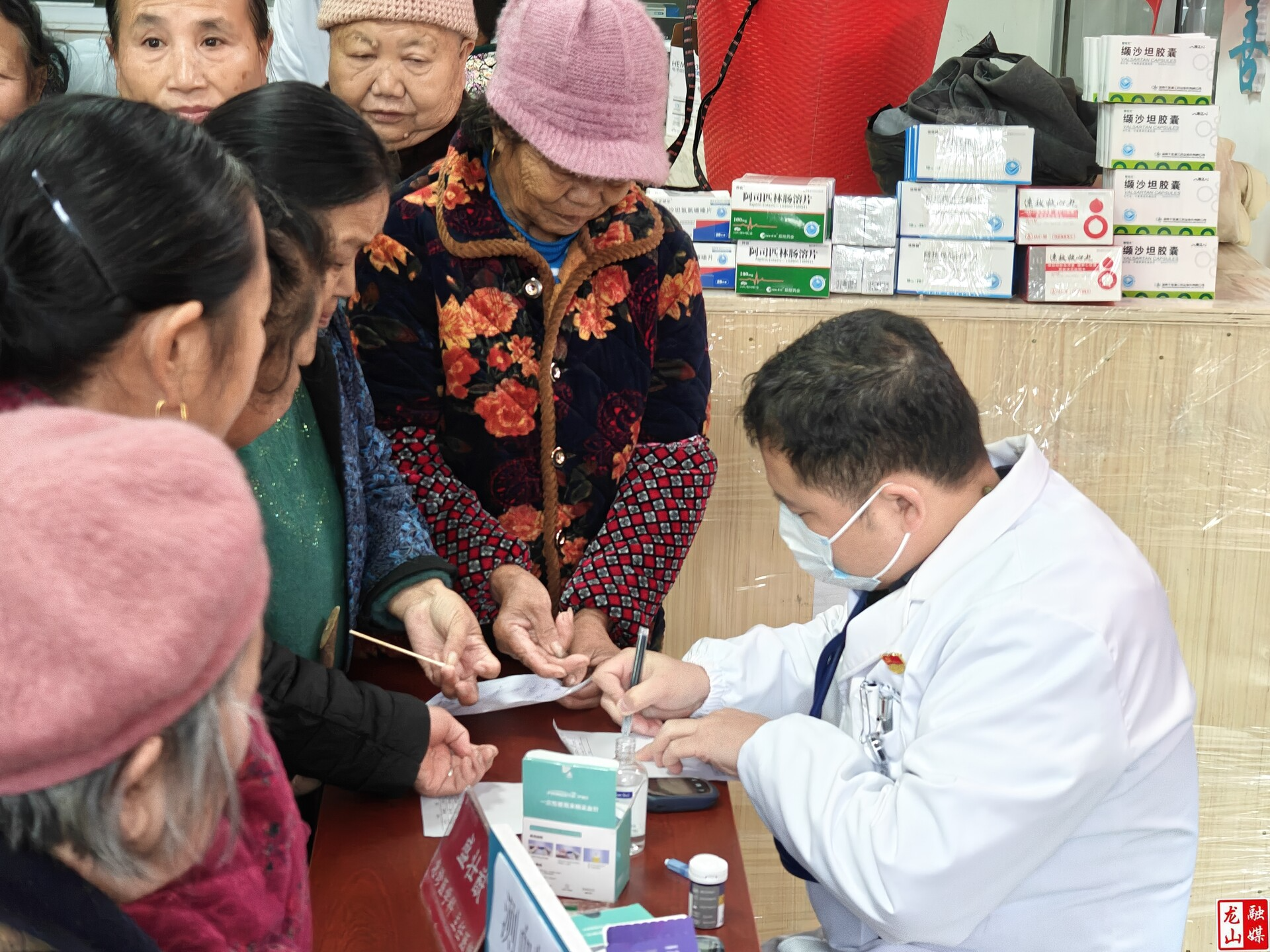 望城区卫生健康局一行赴洗车河镇开展义诊活动