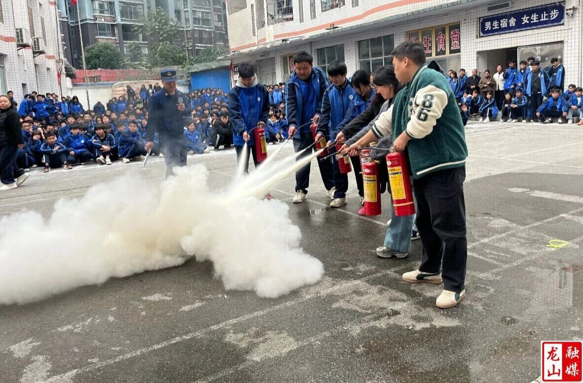 县技工学校举行消防应急疏散演练