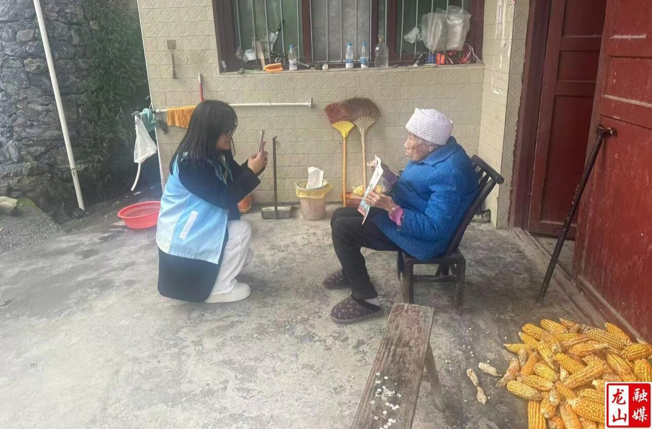 石牌镇民政社工站开展高龄老人年检工作