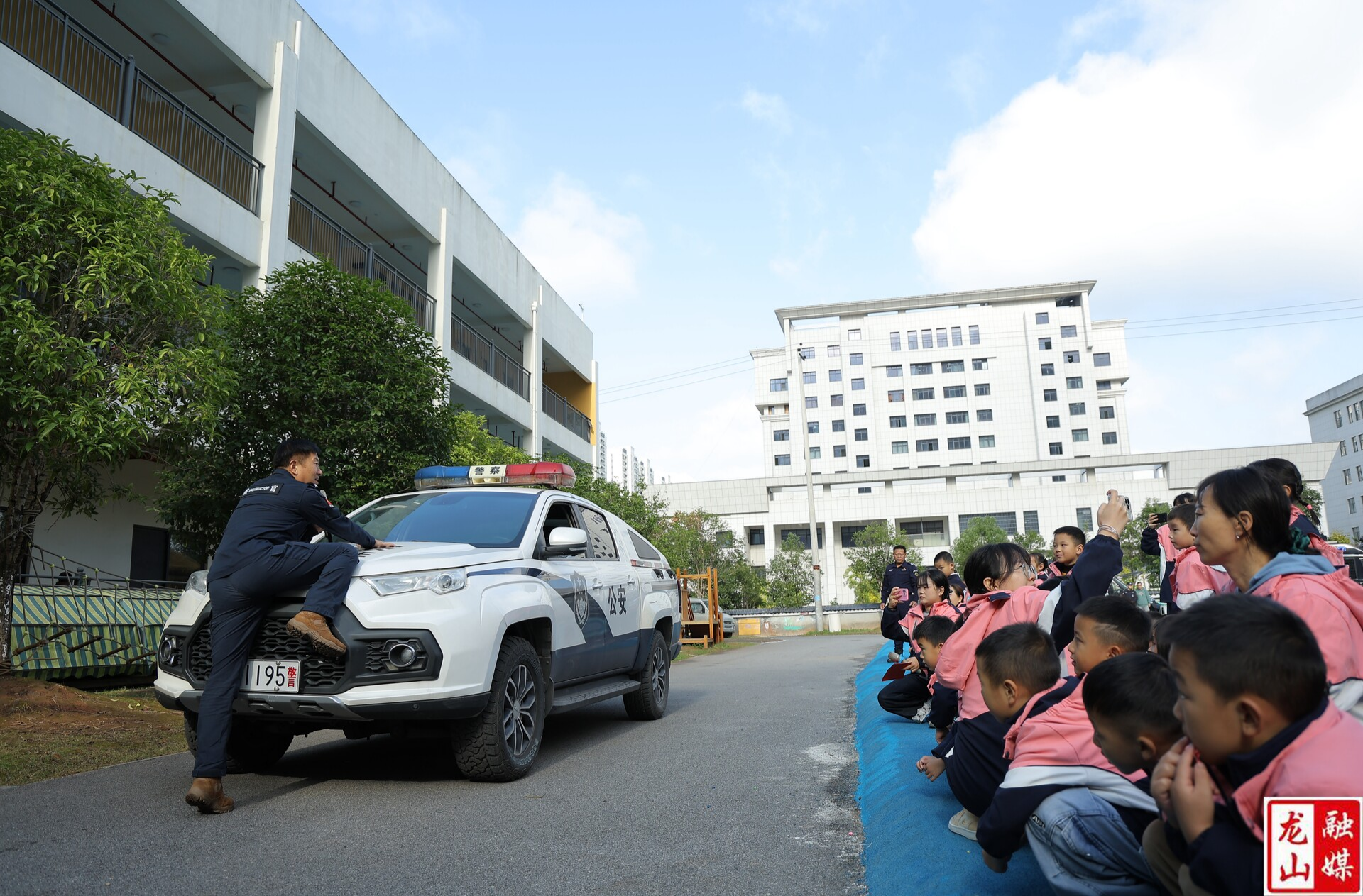 第一幼儿园：特警进校园 萌娃学安全