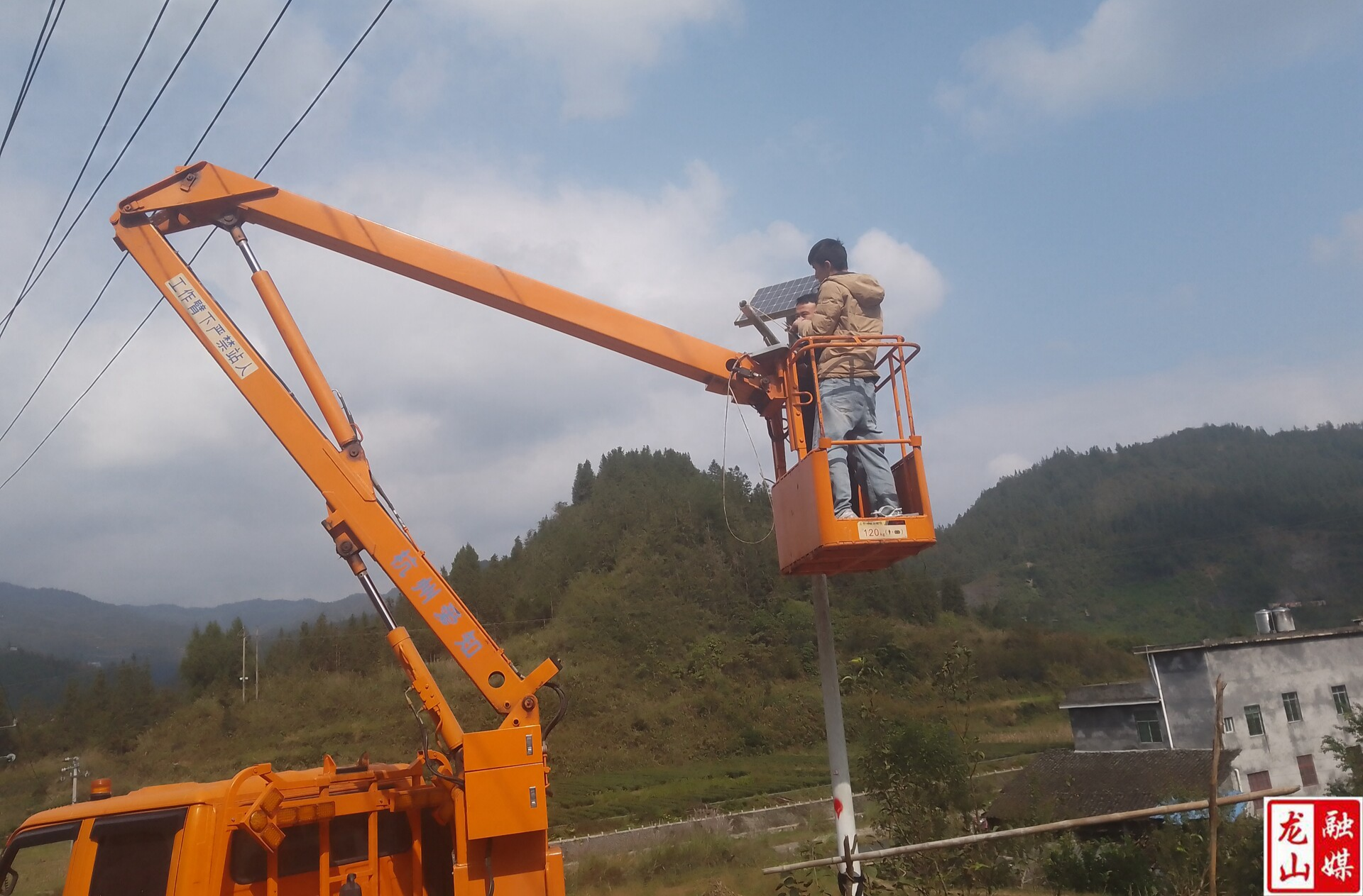 县城管执法局：修好乡村灯 温暖百姓心