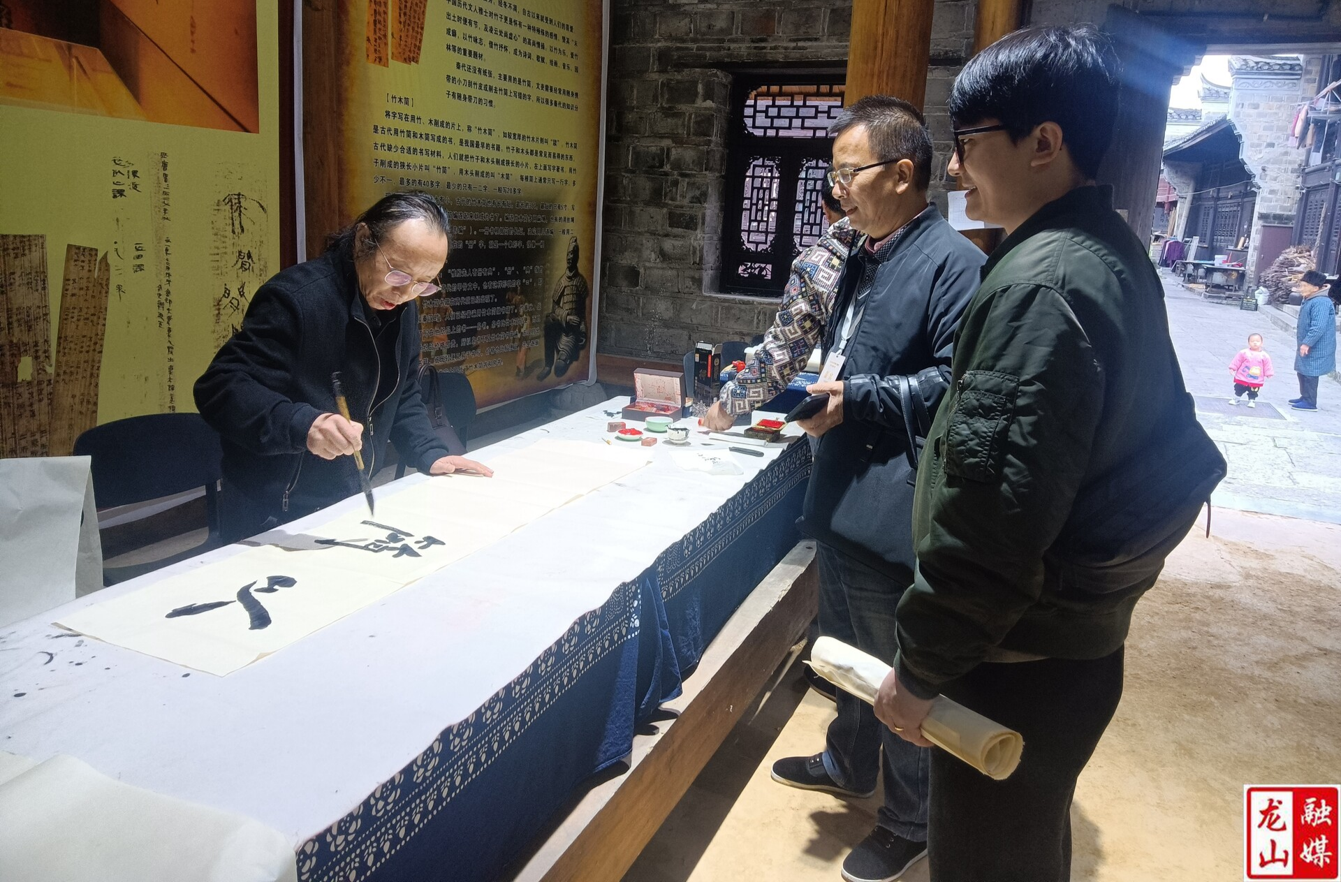 里耶秦简主题书法美术等文艺展示获得好评