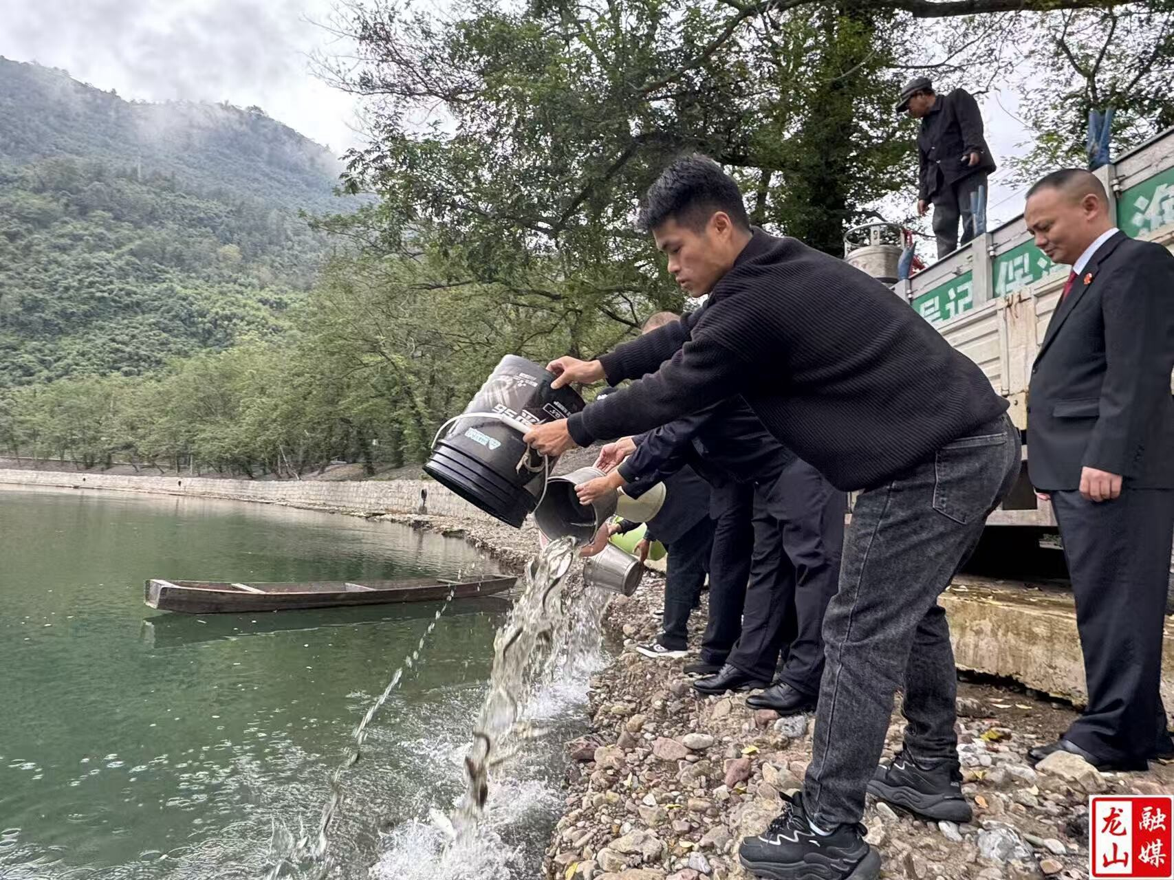 苗儿滩镇：多部门携手增殖放流，奏响水域生态修复“协奏曲”