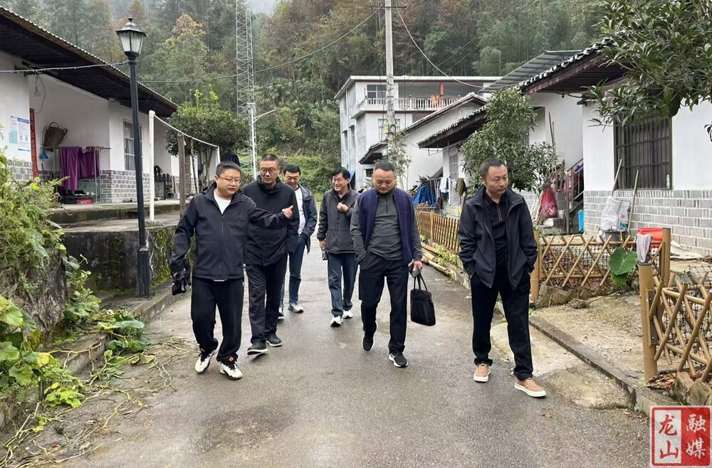 县融媒体中心一行到联系村开展乡村振兴走访活动