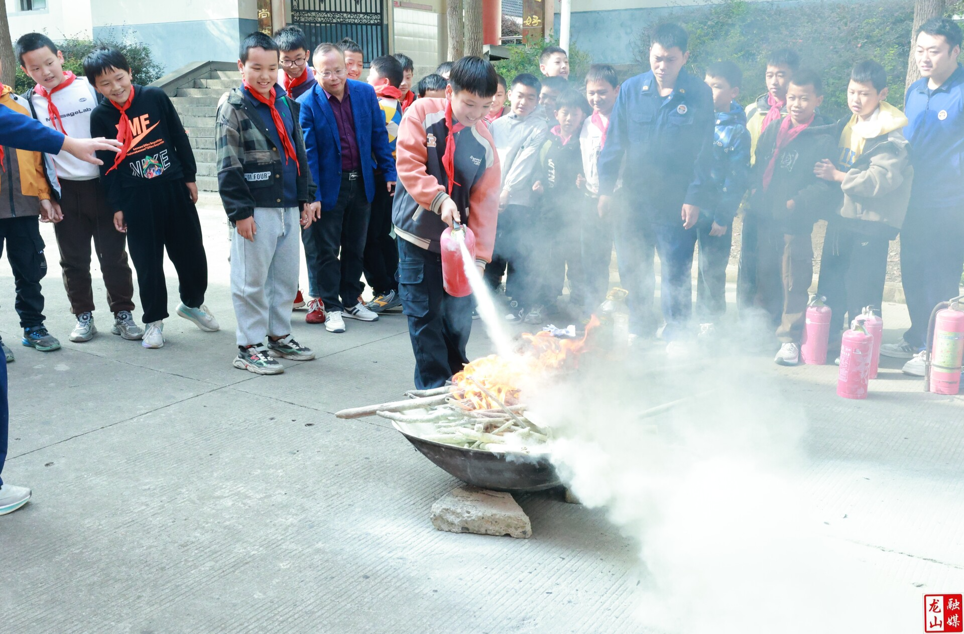 里耶镇中心小学开展秋季消防应急疏散演练