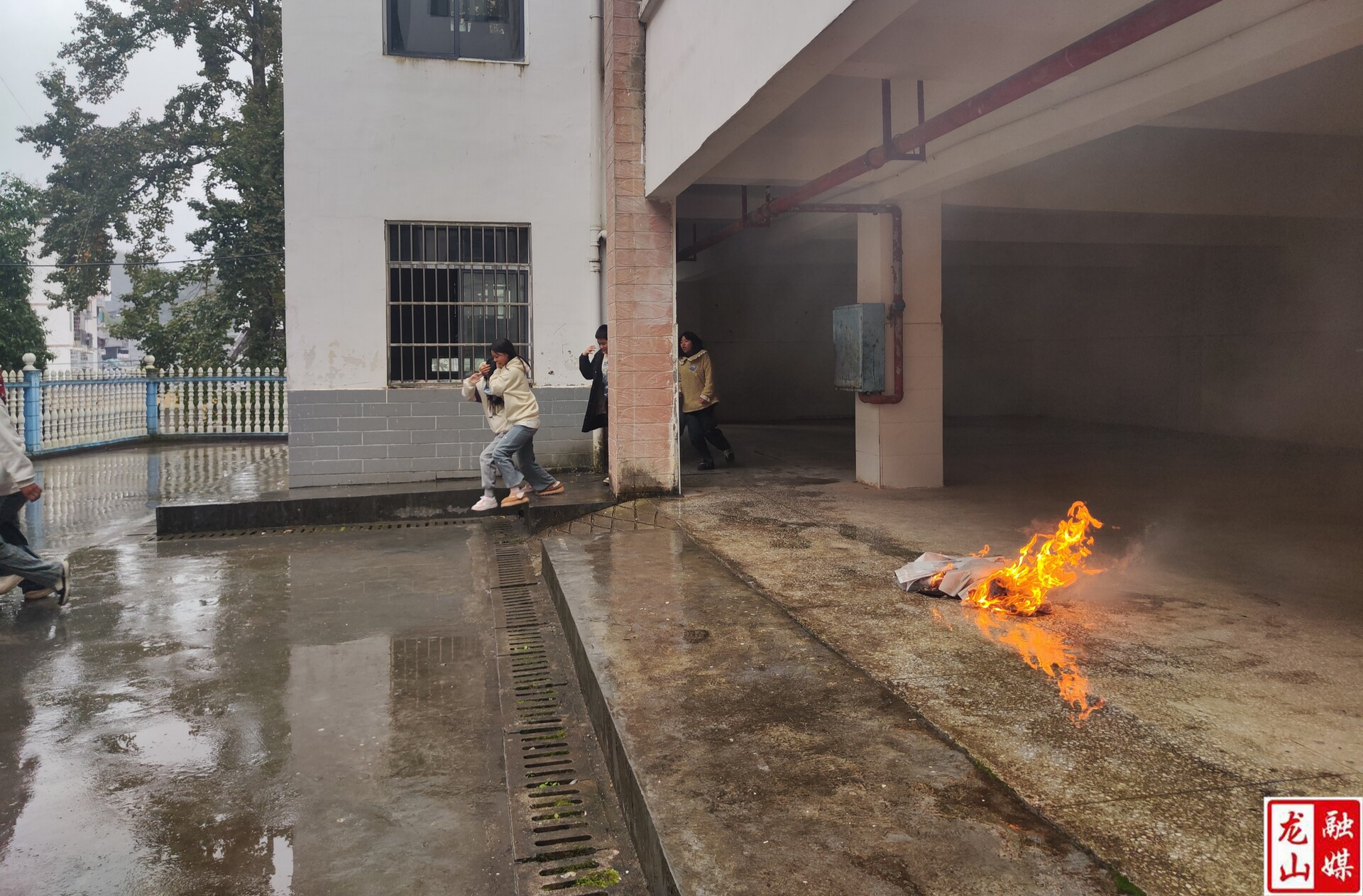 水田坝镇初级中学开展火灾应急安全演练活动