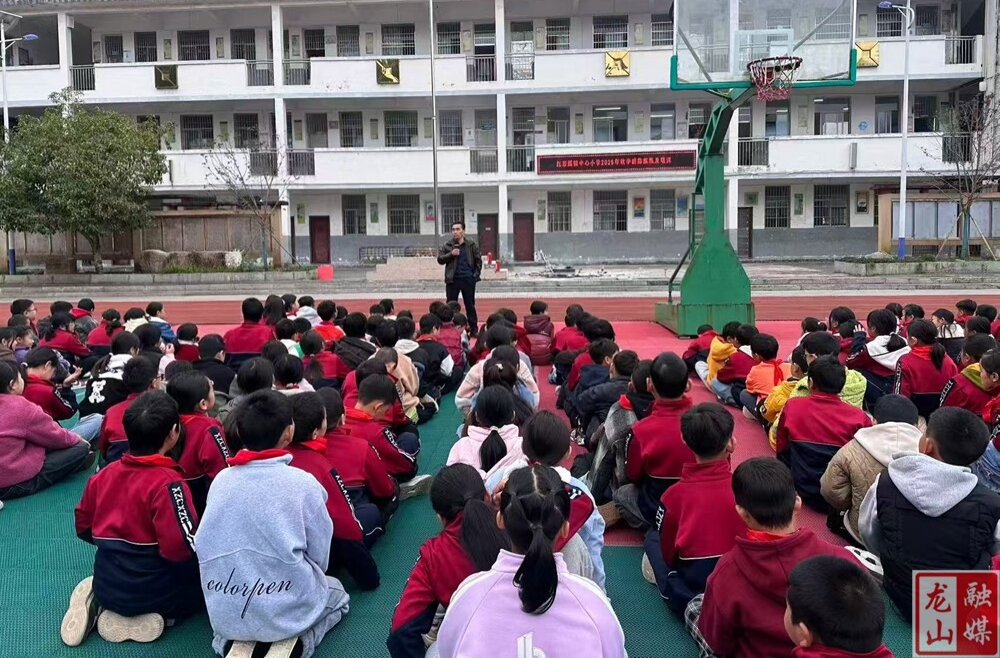 红岩小学开展消防应急疏散演练