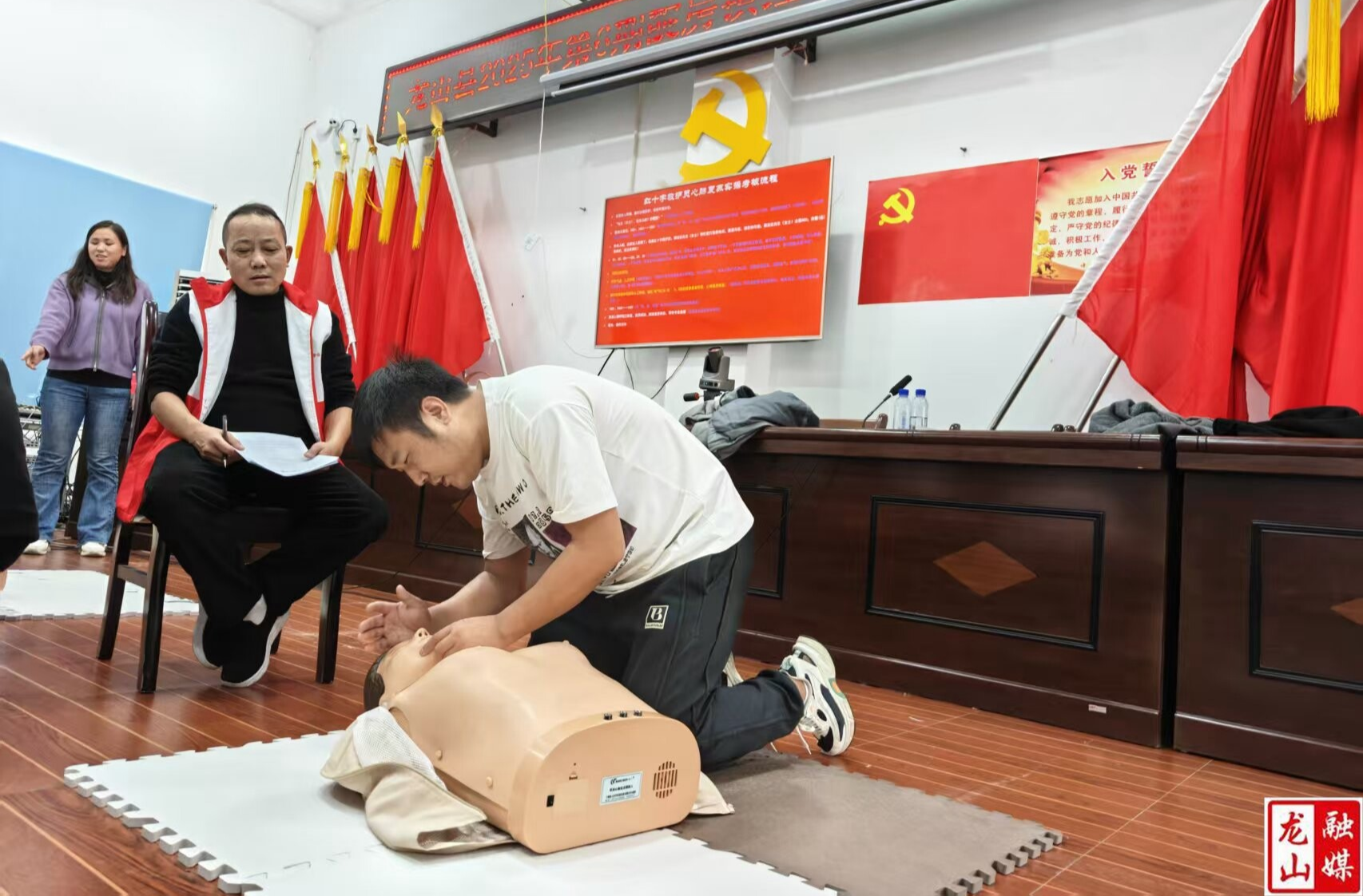 靛房镇联合县红十字会举办救护员培训