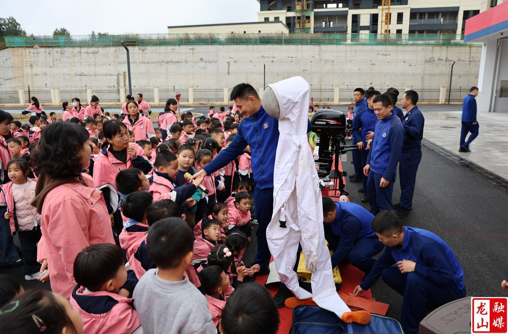 第一幼儿园大班组开展消防徒步实践活动