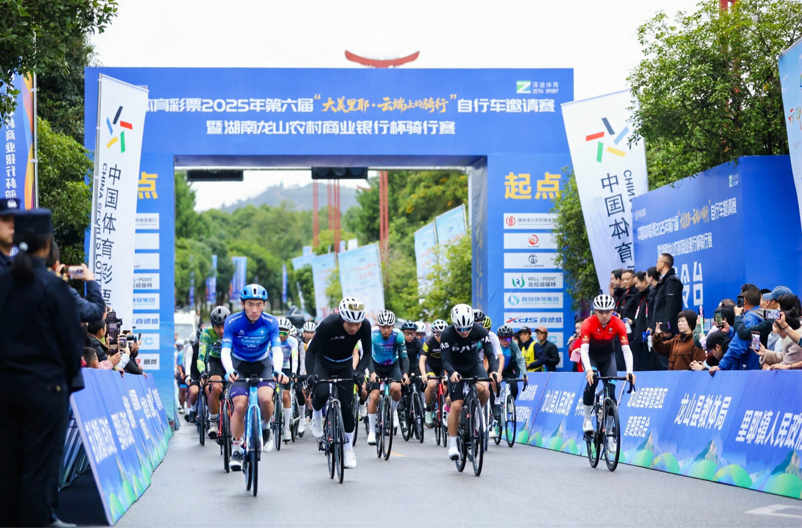 第六届“大美里耶・云端上的骑行”开赛 千名骑手驰骋秦简故里与空中草原