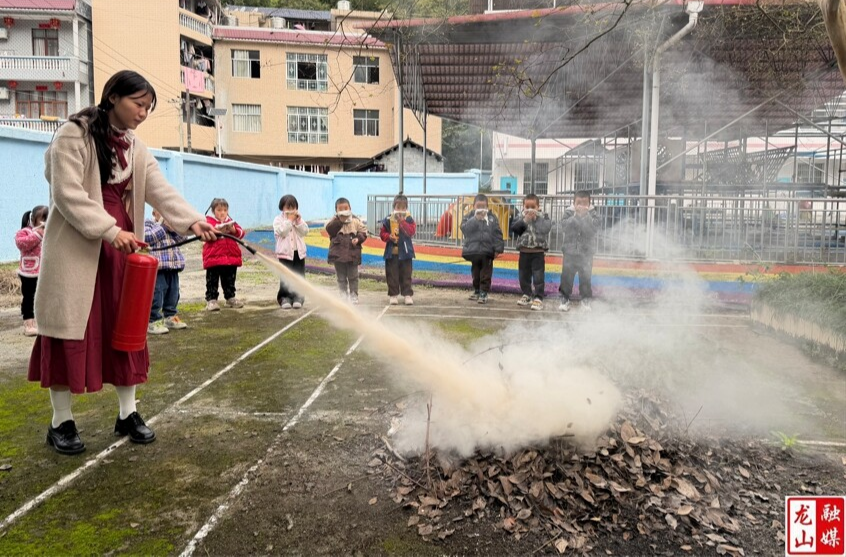 靛房镇幼儿园开展消防应急演练活动