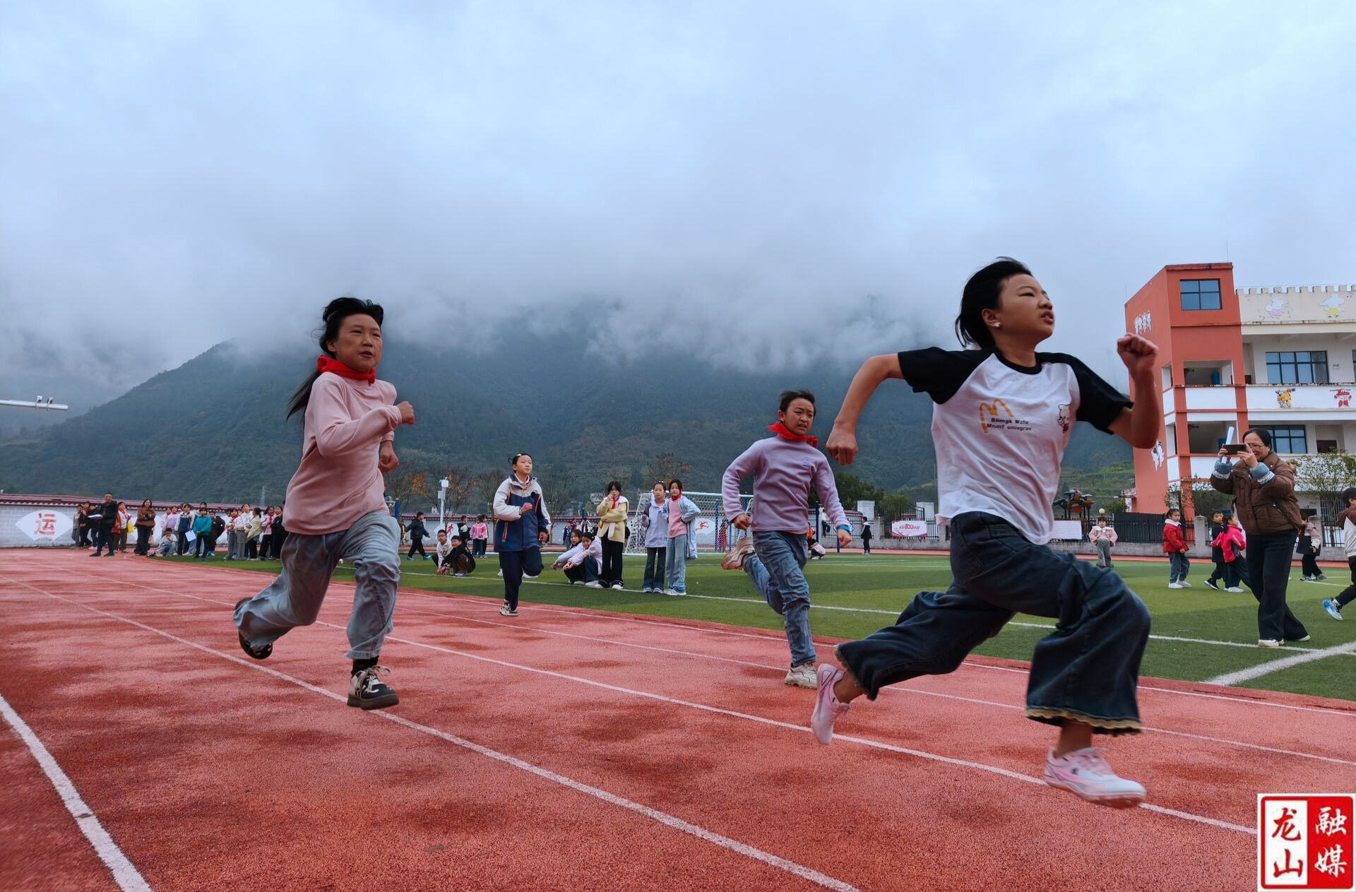 兴隆小学开展秋季运动会