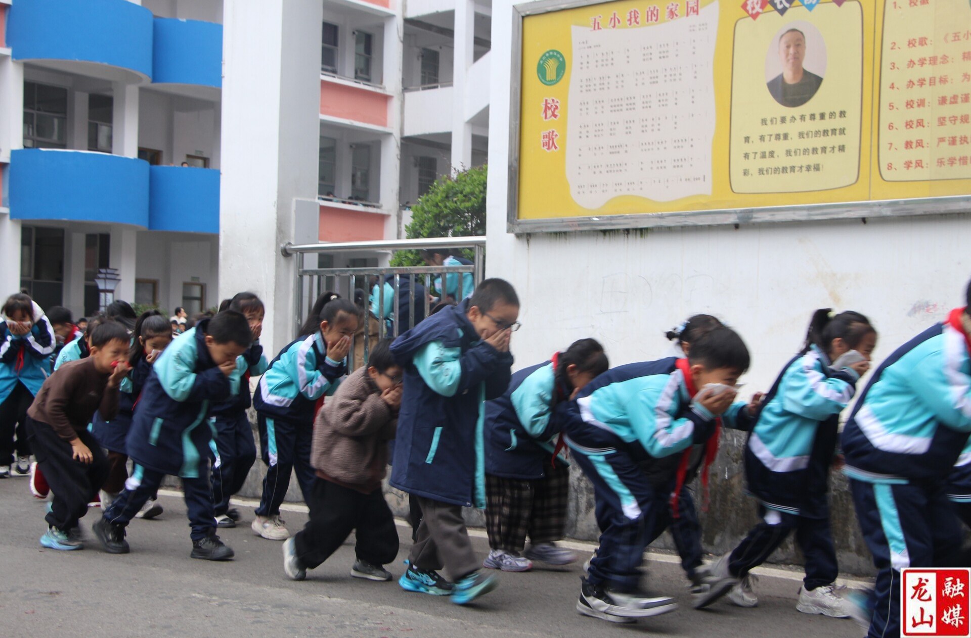 龙山五小开展2025年秋季消防疏散演练