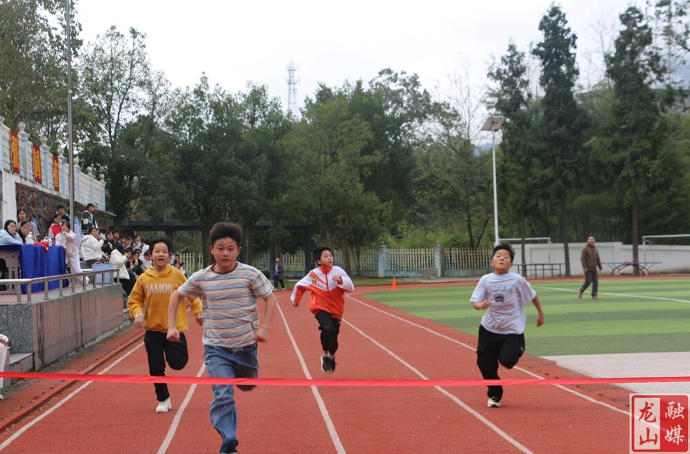 咱果乡九年制学校举办第33届趣味运动会