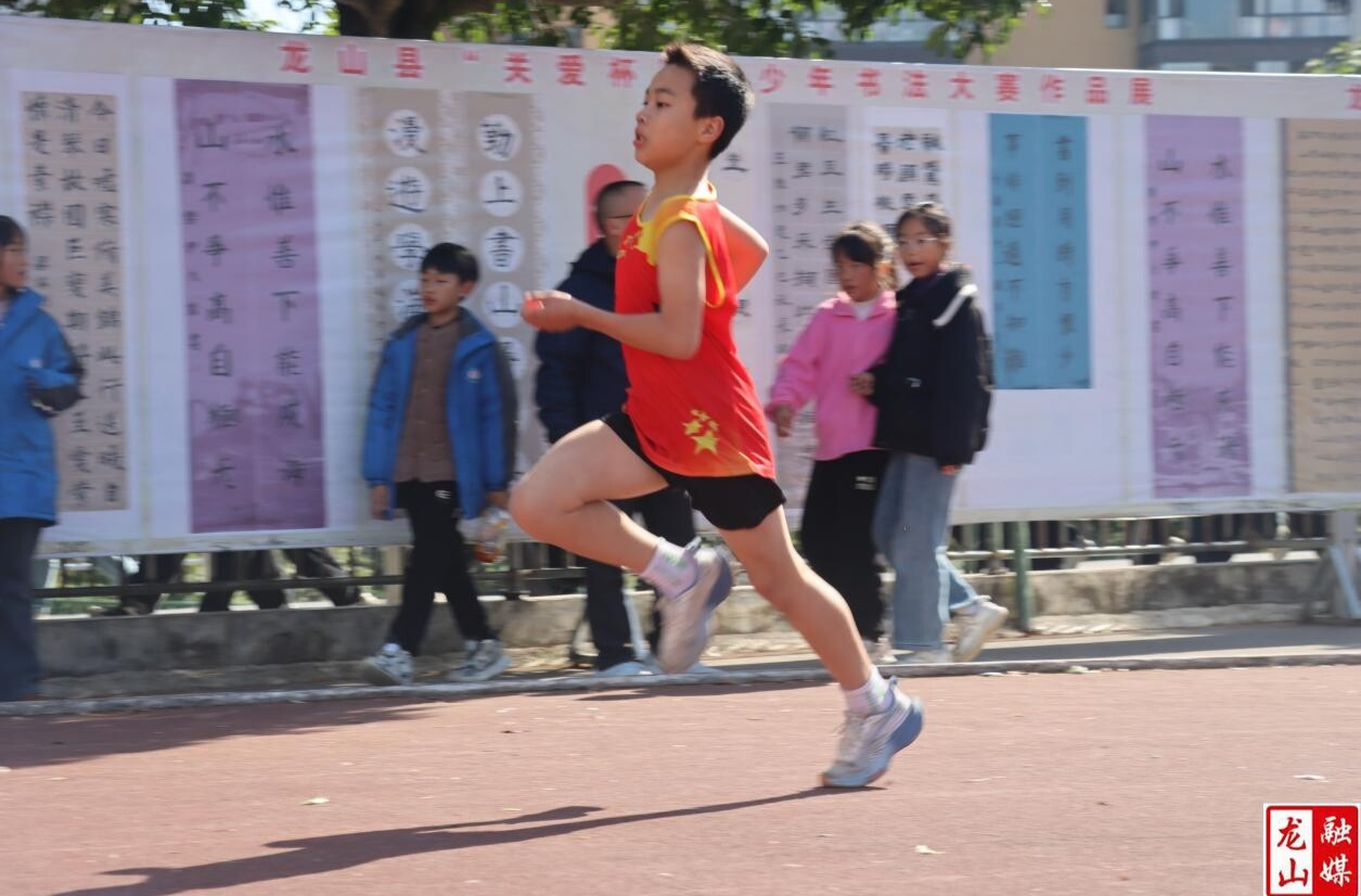 第六小学第四届田径运动会赛况速递：少年赛场竞风流