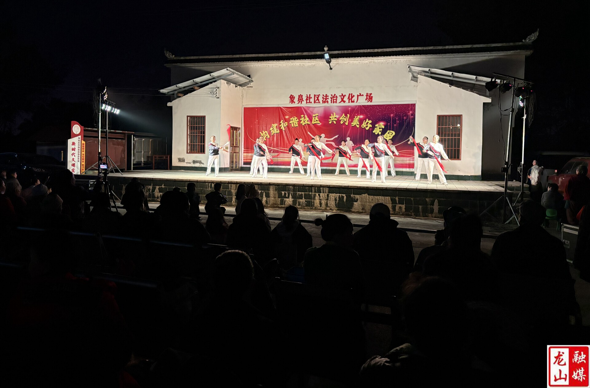 文艺演出送下乡 文化惠民暖人心