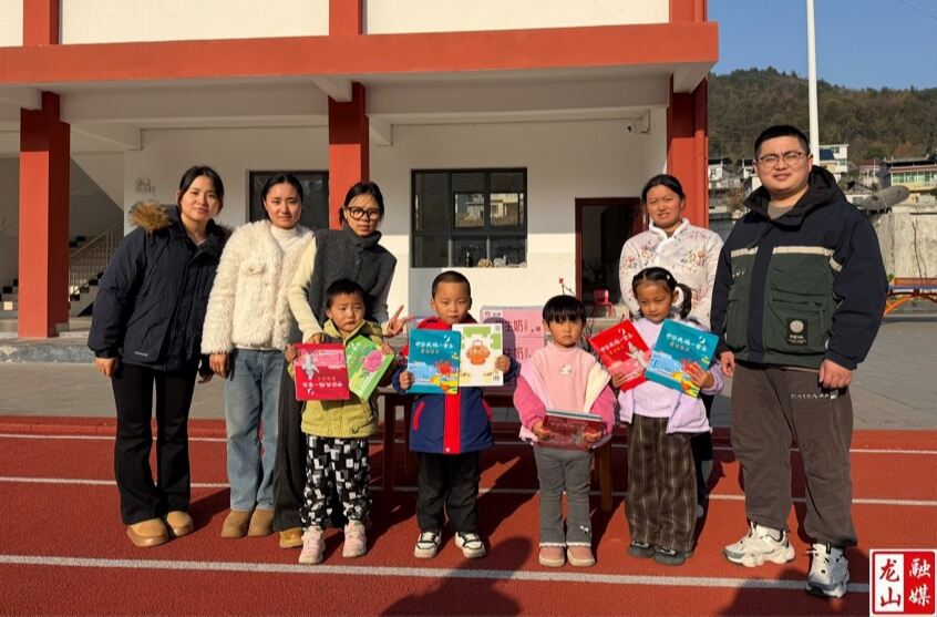 乡镇牵手促成长 送教下乡暖童心