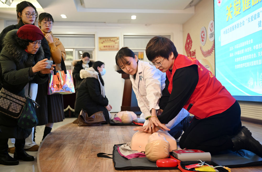 学习进行时｜习近平总书记和志愿者互动的温暖瞬间