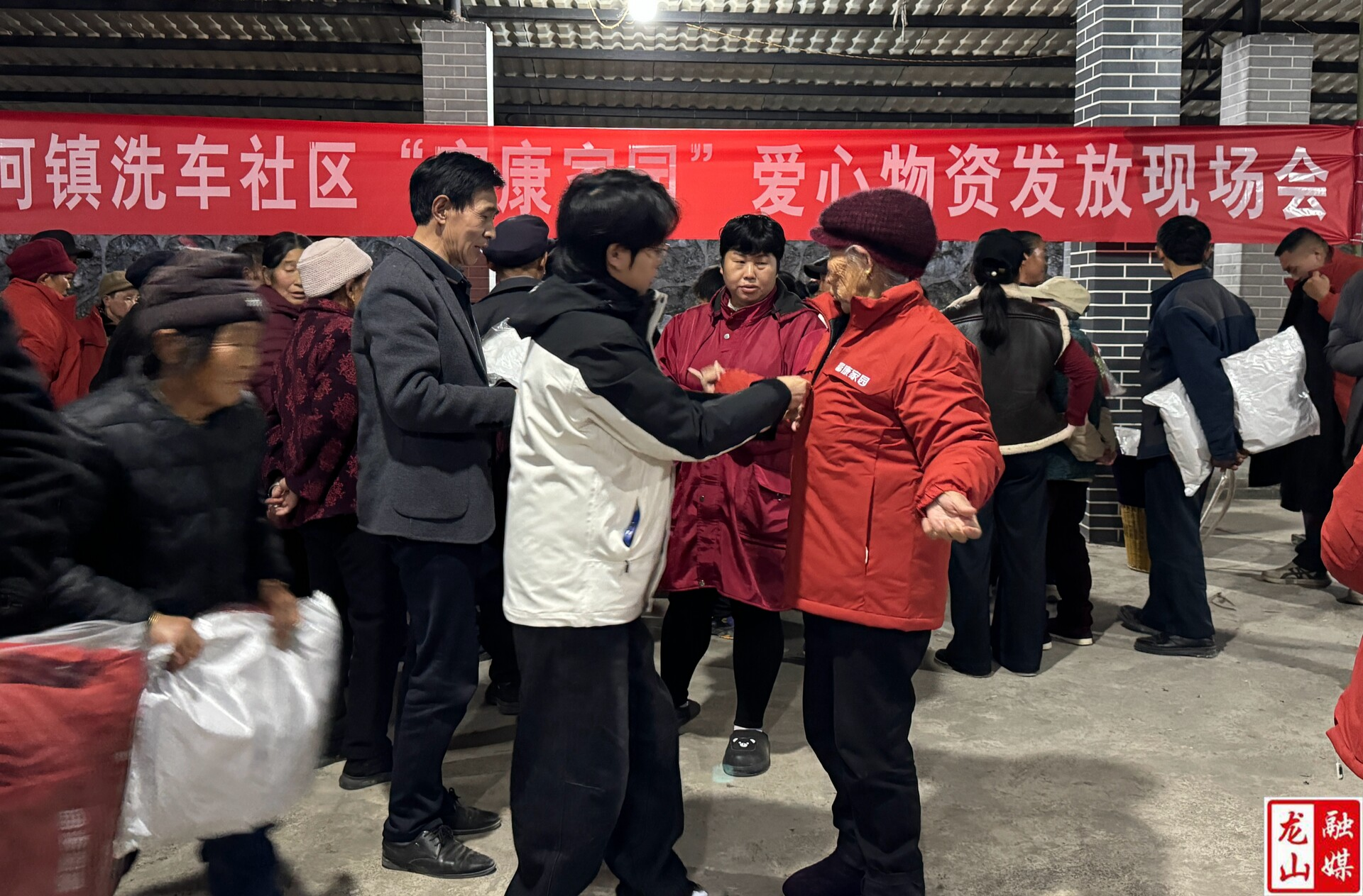 洗车河镇：岁寒送暖情系安置区 爱心棉衣筑牢幸福年