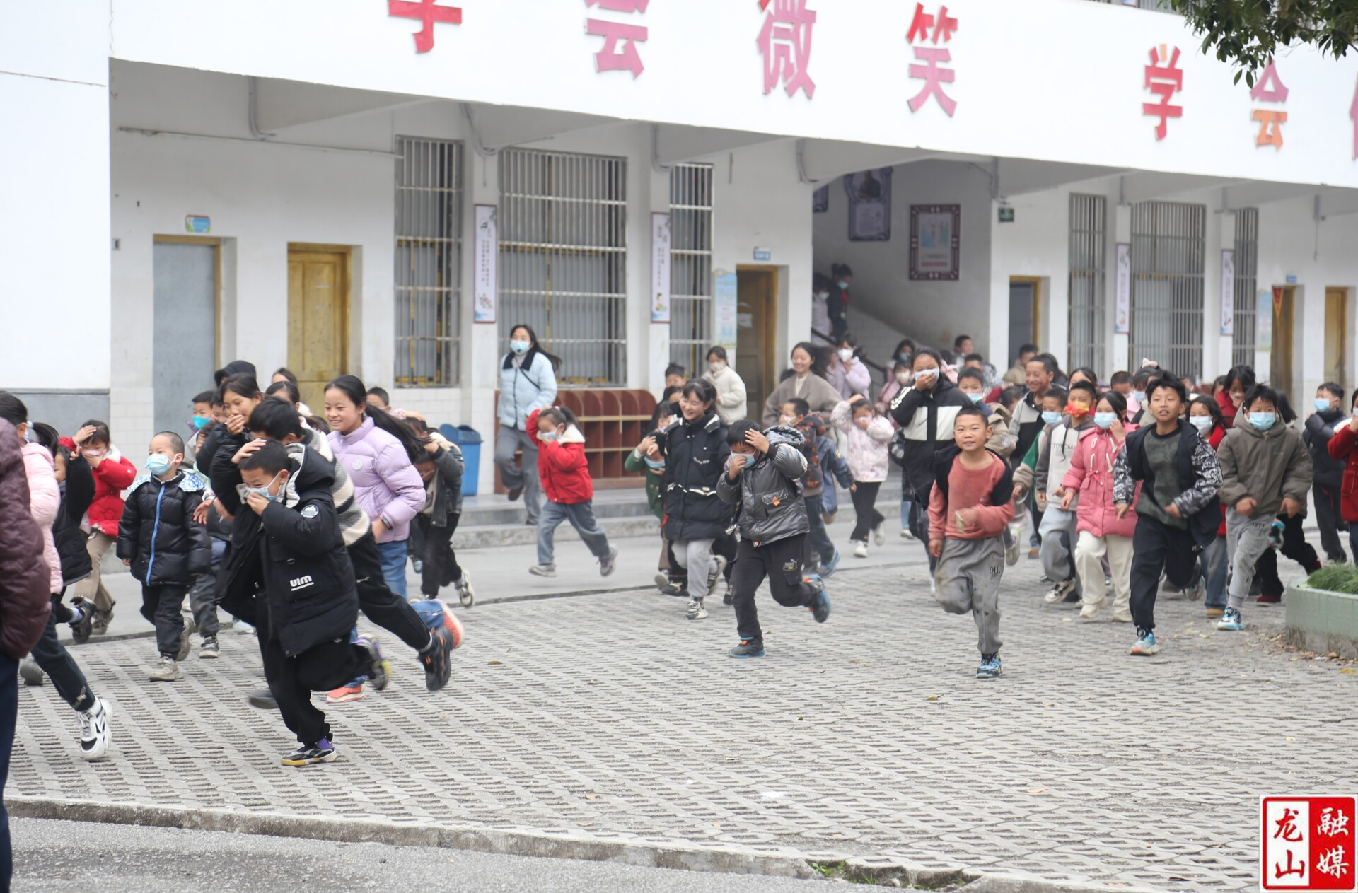 桂塘镇九年制学校举行消防应急疏散演练